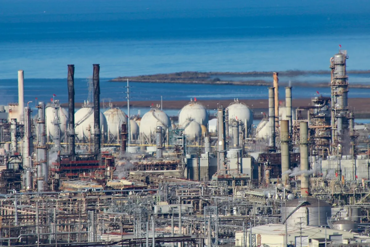 Irán declara «cerrado» Ormuz y EE. UU. lo desmiente a golpe de misil: el crudo sube un 4% y roza los 79$ en Brent