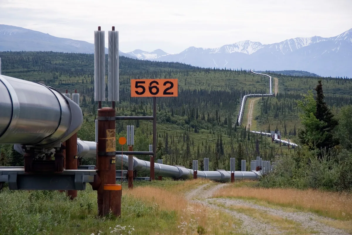 Segunda semana seguida de subida del crudo: Washington anuncia un 'día D económico' contra Irán y el Brent se va a 95 dólares