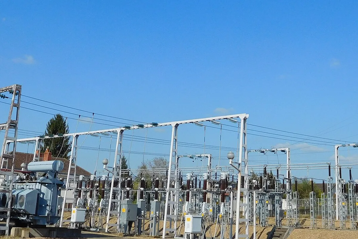 Los centros de datos disparan a Schneider Electric: sube un 4,7% tras un semestre récord y vuelve a elevar sus objetivos