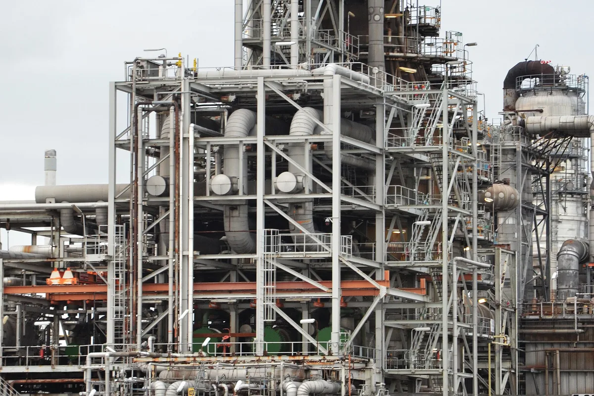 Shell se juega mañana la recompra: avisa de mejor refino y gas, pero la guerra en Oriente Medio le ha recortado el suministro de Qatar