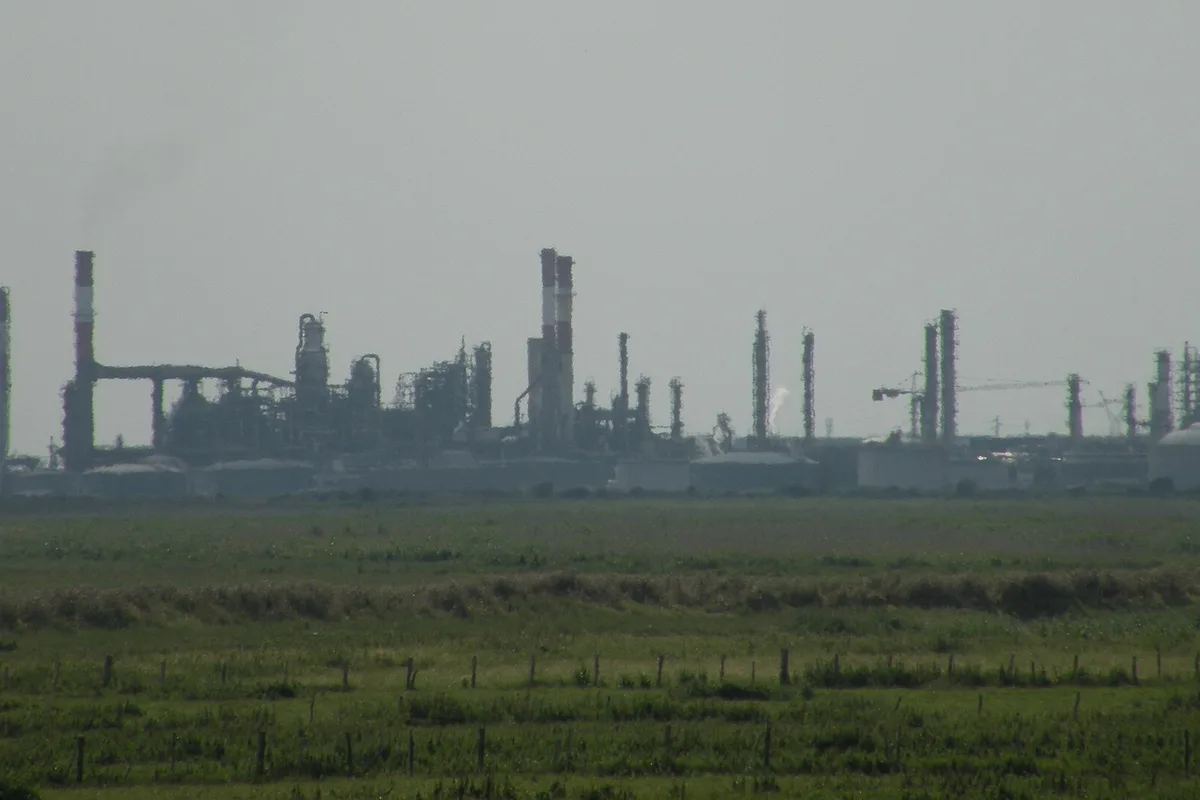 TotalEnergies le compra a Shell 4 GW de renovables en Europa y vende a KKR la mitad de otra cartera por 1.800 M€